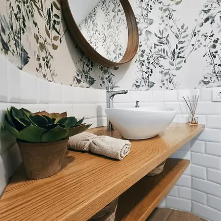 Charming & Sunny With Ocean View 아파트 *