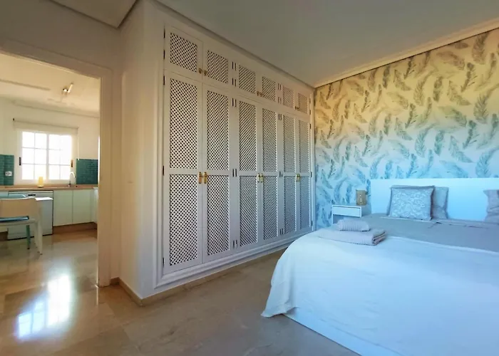 Charming & Sunny With Ocean View Apartment